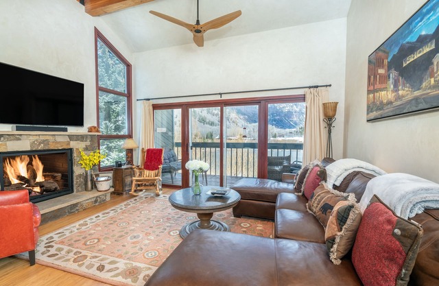 RIVERSIDE B201- Lovely Downtown Condo on the River w/Stunning Views