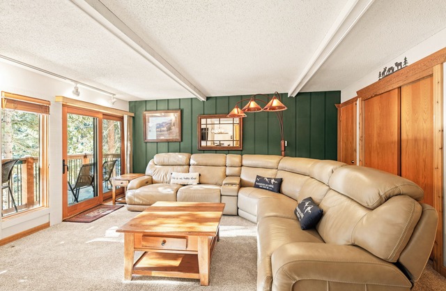 Riverside Condo, Cozy, Quiet, Walk to Town/Lifts