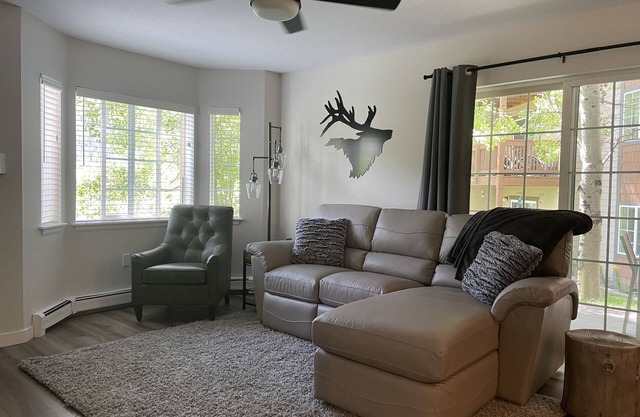 Riverside condo, new modern rustic decor, 10 minutes to Beaver Creek