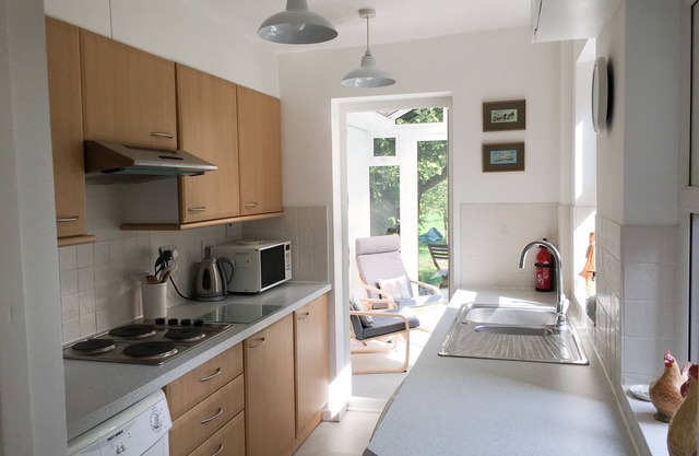 Riverside Cottage - A cosy home near Winchester