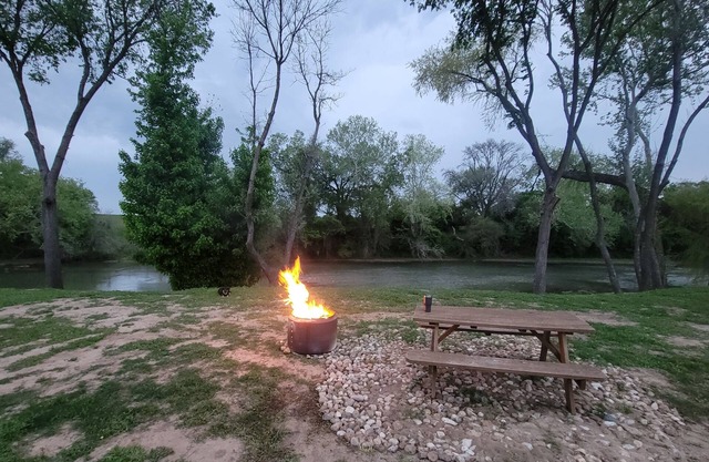 Riverside Romance/Luxury RV/Starry Skies & S'mores