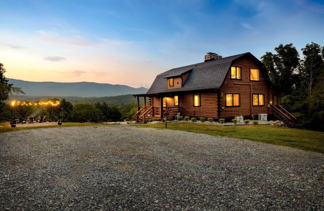 Riverside Rose Cabin: Luxe*LogCabin*MtnView*Sleeps12*Secluded*Shenandoah