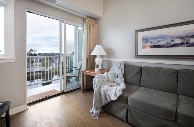 Rivertide Suites Hotel