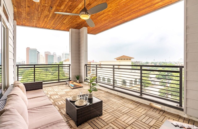 RiverWalk PentHouse Oasis Free Parking, Pool, Gym, 2 King Bds, Top floor balcony