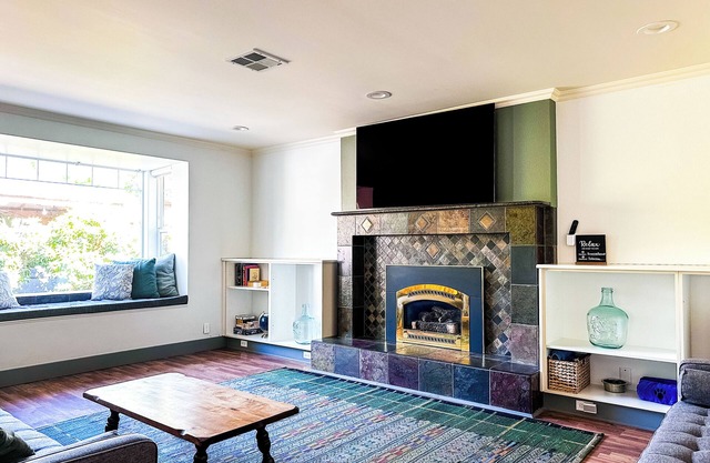 Riverwalk Retreat: Spacious, Hot tub, Near Autzen