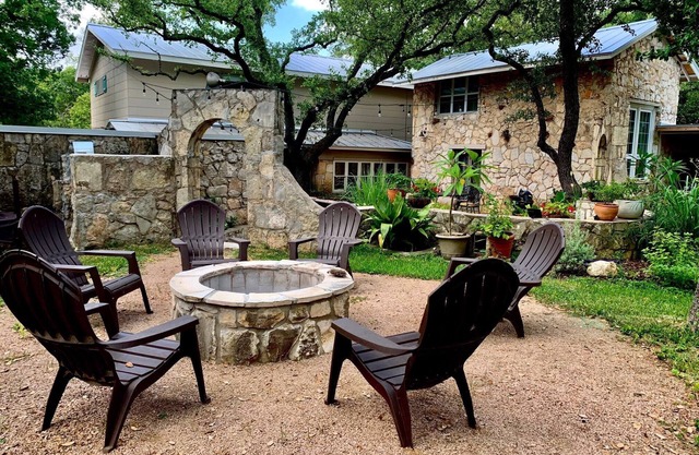 Robert Wood Art Cottage - Near Floores Country Store, SeaWorld & Fiesta Texas