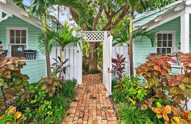 ~ROBINSON CRUSOE COTTAGE~ Delight in island vibes in this home with a pool.