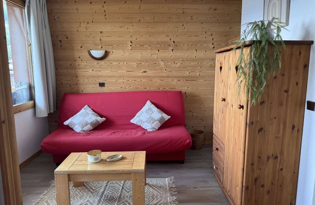 Roche Combe 10 - Cosy studio with a movable partition, with a beautiful view of the valley