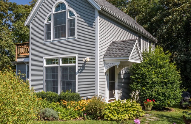 Rock Harbor Retreat: Reserve for Summer 2026! Beautifully decorated & landscaped