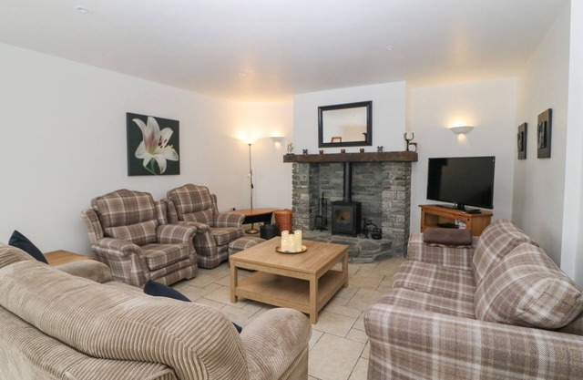 ROCK LAWN COTTAGE, family friendly in Kealkill, County Cork