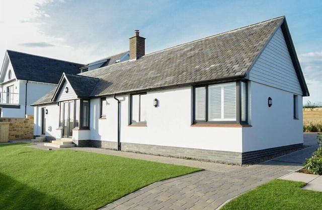 ROCK LODGE, pet friendly, with open fire in Alnmouth