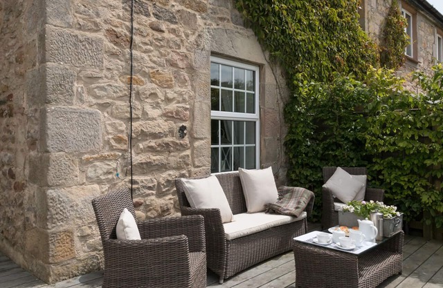 ROCK MILL COTTAGE, pet friendly, with open fire in Embleton