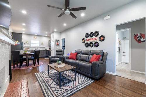 Rock & Roll House, Fiber Internet, ROKU TV, Washer & Dryer, by DT Chickasha & Leg Lamp!