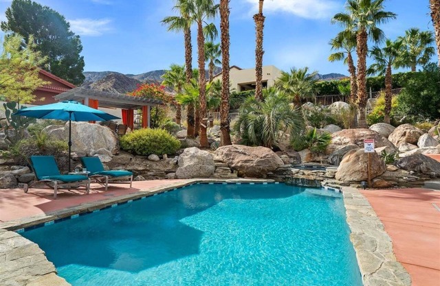 Rockin Palms - Relax & Recharge: Elegant Design, Cozy Fire Pit & Poolside Bliss