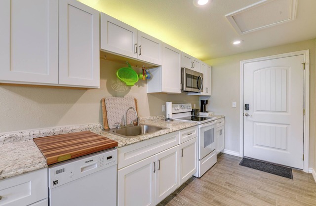 Rockport Unit w/Pools & Boat Ramp - Near Beaches!