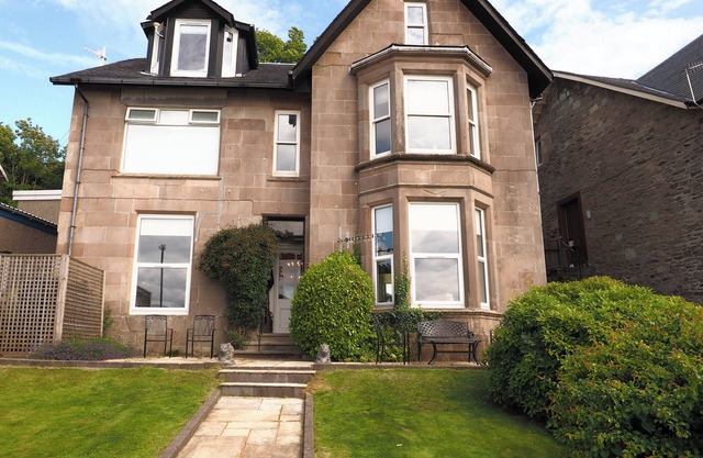 ROCKVALE, pet friendly, character holiday cottage in Kilcreggan