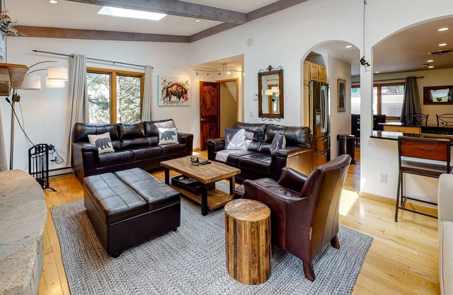 Rocky Mountain condo near the slopes with deck, fast WiFi, grill, mountain views