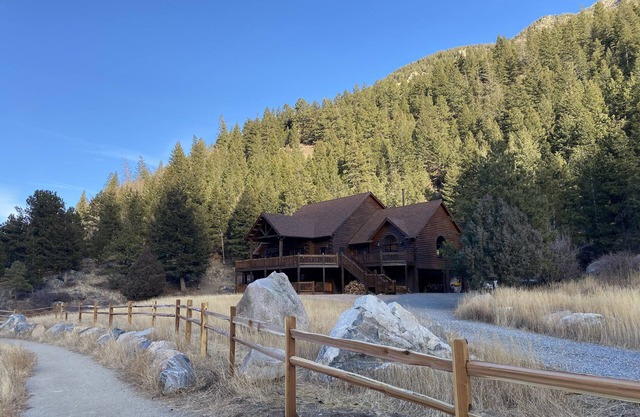 Rocky Mountain Lakefront Home close to Denver