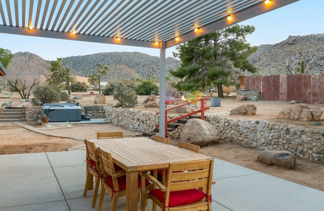 🌵 Rocky Ridge Retreat - Cozy & Colorful Home in Joshua Tree w/Hot Tub, Fire Pit & BBQ 🌵