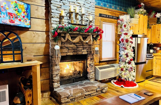 Romance abounds!♥Hot Tub♥Whirlpool Bath♥Comm Pool♥Fire Table