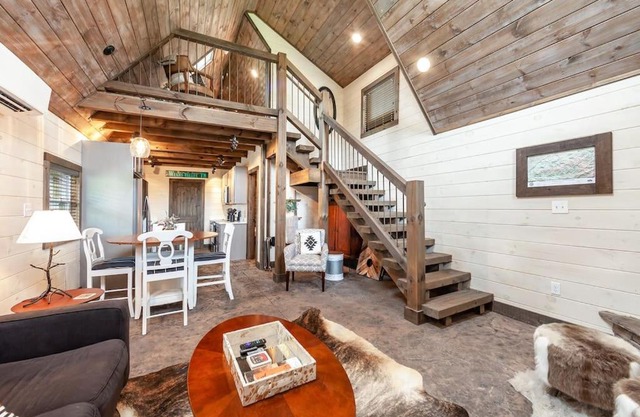 Romantic A-frame Private HotTub Firepit NearGSMNP