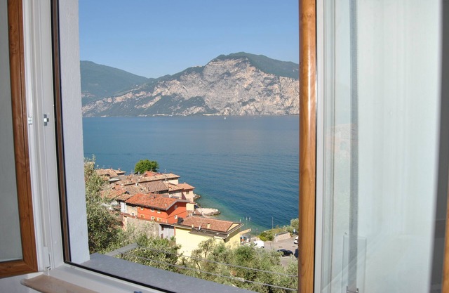 Romantic apartment with wonderful lake view parking space wi-fi tv sat