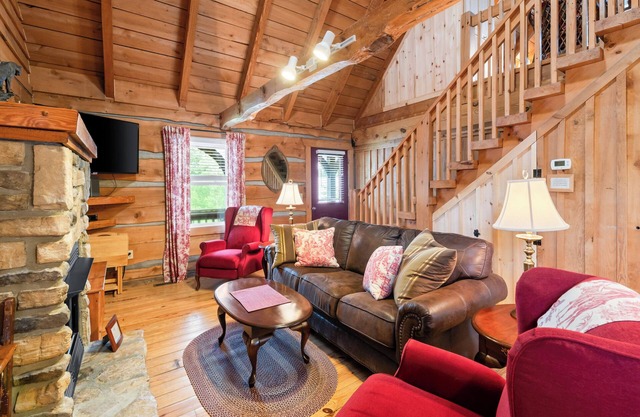 Romantic Cabin Getaway - Fast Wi-Fi - Pet-Friendly