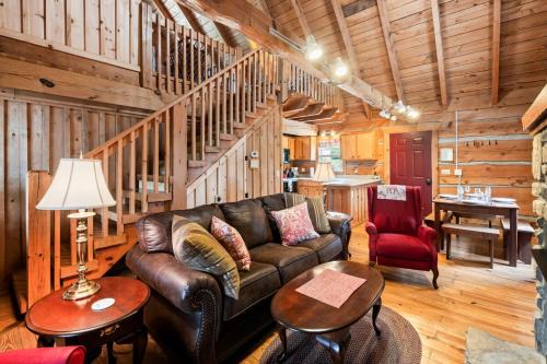 Romantic Cabin Getaway - Fast Wi-Fi - Pet-Friendly