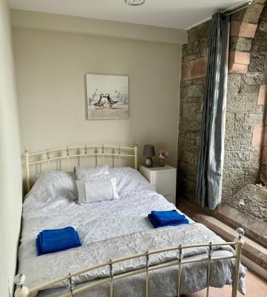 Romantic Chapel Retreat in Snowdonia - Sea Views & Serenity