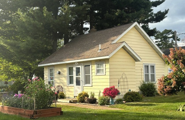 Romantic cottage+Fall hiking, ATV+Fall wine festivals+Views of lake from dock!