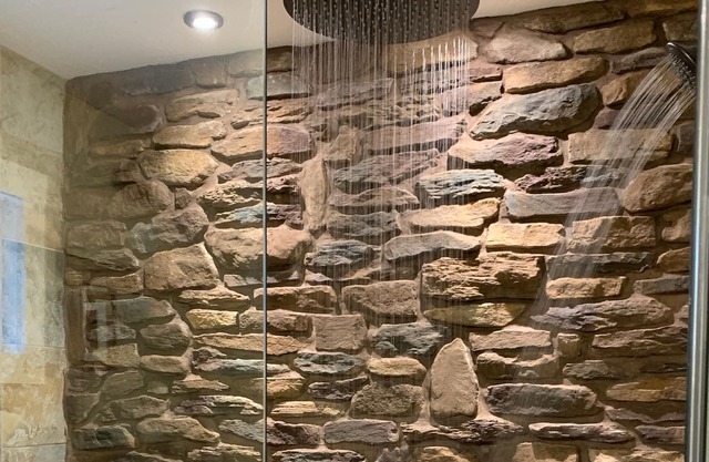 Romantic Couple’s Getaway in the Hocking Hills. Close to town and caves!