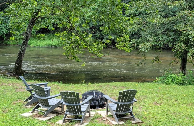 Romantic Creekside Cabin w/Hot Tub!