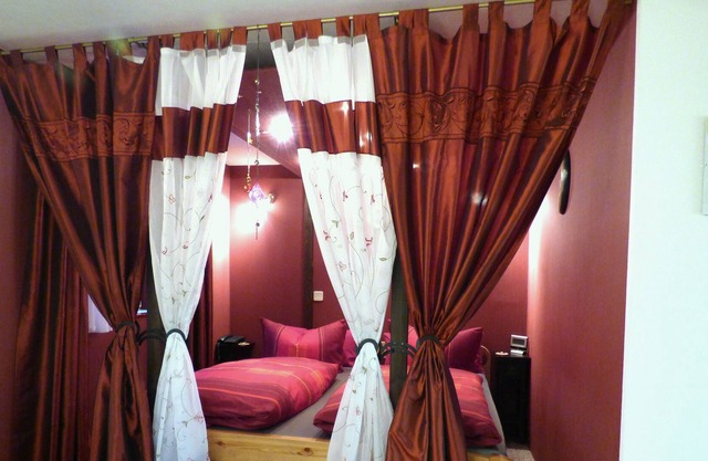 Romantic double room with four-poster bed, breakfast possible