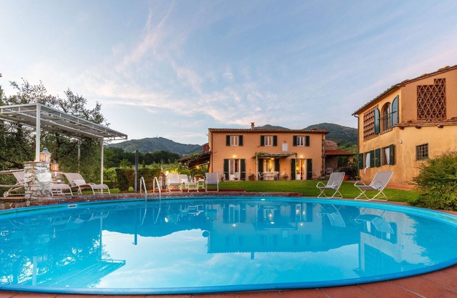 ROMANTIC FARMHOUSE VILLA WITH PRIVATE INFINITY POOL AND GREAT VIEWS IN LUCCA