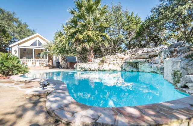 Romantic Getaway Cottage with Hot Tub and Resort Amenities