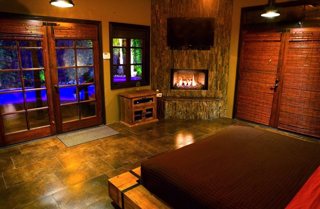 ROMANTIC GETAWAY FOR 2! NOTHING ELSE LIKE THIS IN THE ENTIRE VALLEY!