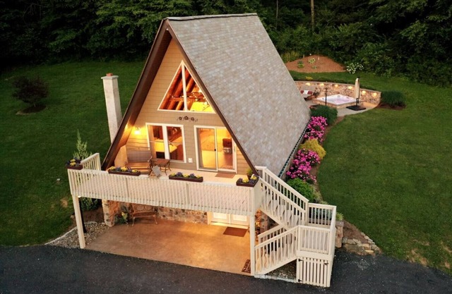 Romantic Getaway in nearly 10 acres with Hot Tub