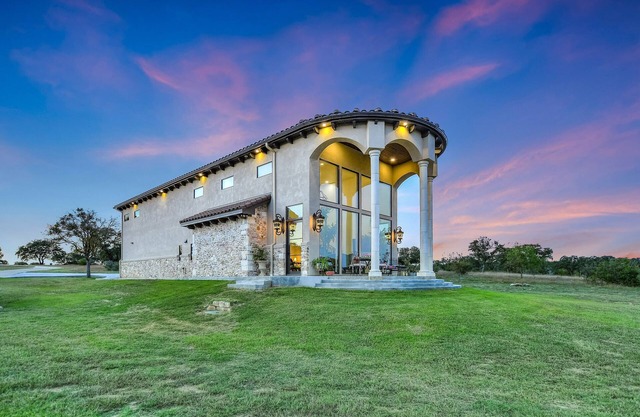 Romantic getaway! Or bring the family to tour the Texas Hill Country!