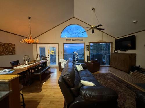 Romantic Getaway or Family Vacay with Mountain Views