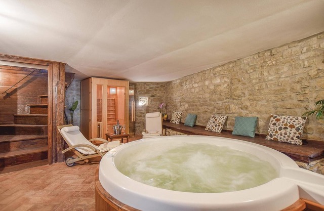 Romantic home in Comano (MS) with sauna