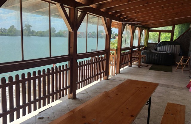 Romantic Lakeside Retreat - Nature, Sport, Near Bp