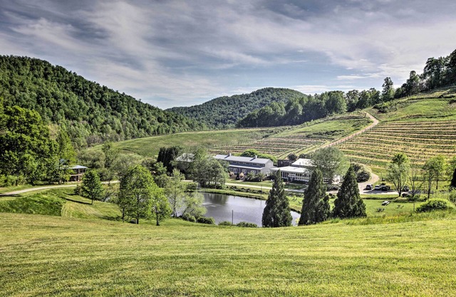 Romantic Log Cabin Escape on Delfosse Winery!