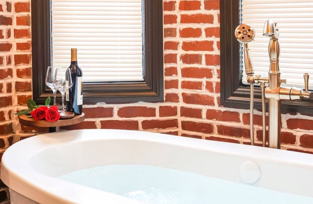 Romantic & Luxe - Jacuzzi Spa Tub - Compact Garage