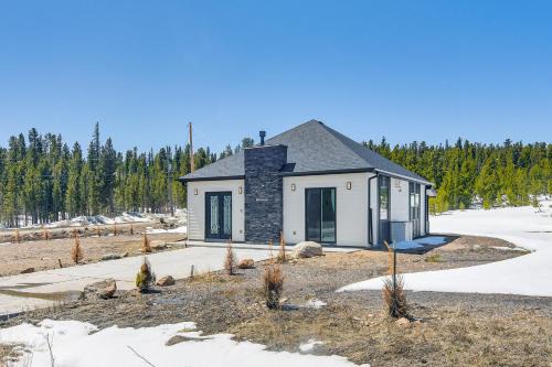 Romantic Mountain Retreat with Scenic Views!