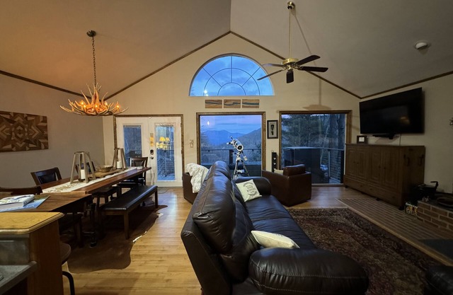 Romantic Mountain Retreat or Family Vacay w/Stunning Views near Crabtree Falls