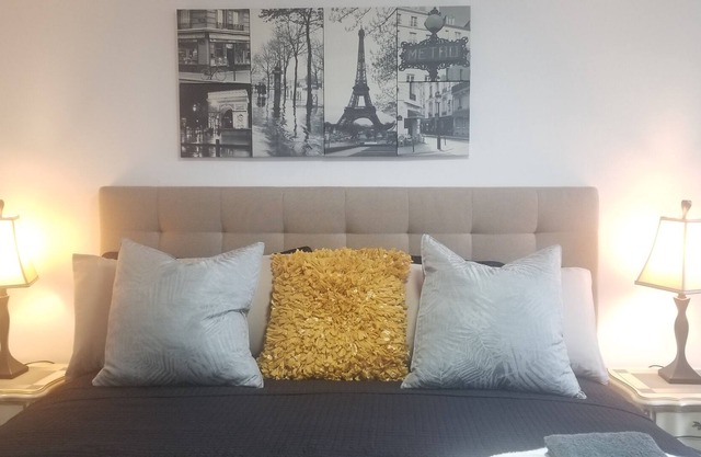 Romantic Rendezvous: King-Sized Bed Paris Themed 3rd Floor Entire Apartment Unit
