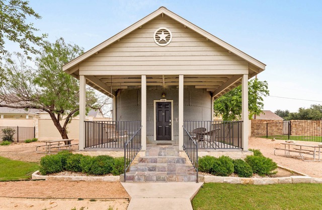 Romantic Silo Escape – King Loft & Porch Swing | Cozy & Peaceful Living Space with Modern Amenities