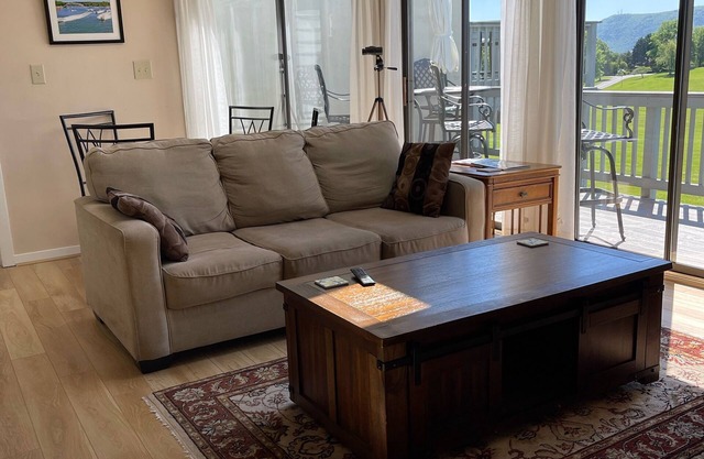 Romantic SML Penthouse, Bernard’s Landing. Smith Mountain Lake 3 Pools