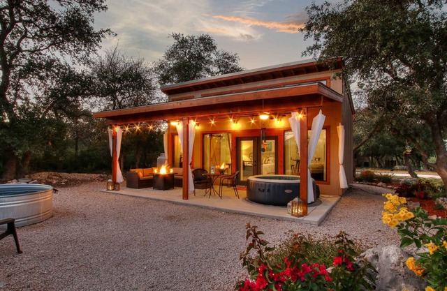 Romantic Tiny Home With Loft
