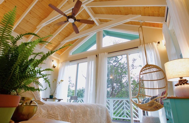 Romantic Tree Cottage in the Rainforest